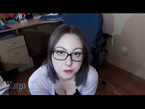 ❤️ Ọmọbinrin ti o ni gbese pẹlu awọn gilaasi buruja Dildo jinna lori Kamẹra si wa ️❤